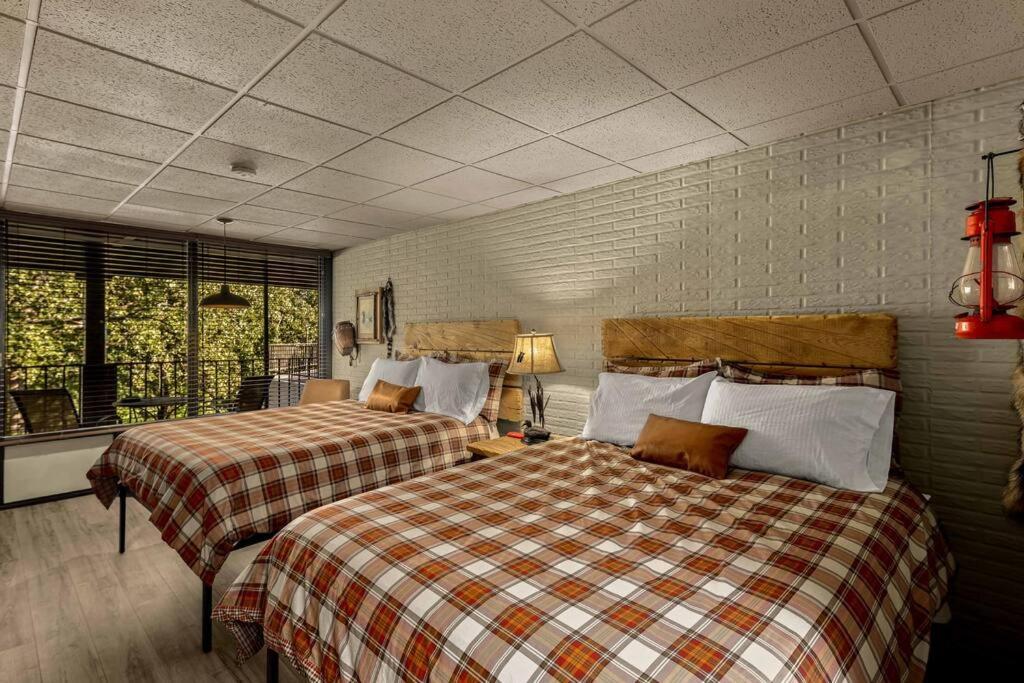 Stonegate Lodge 2 Queen Beds Wifi 50In Roku Tv Salt Water Pool Room #105 유레카 스프링스 외부 사진